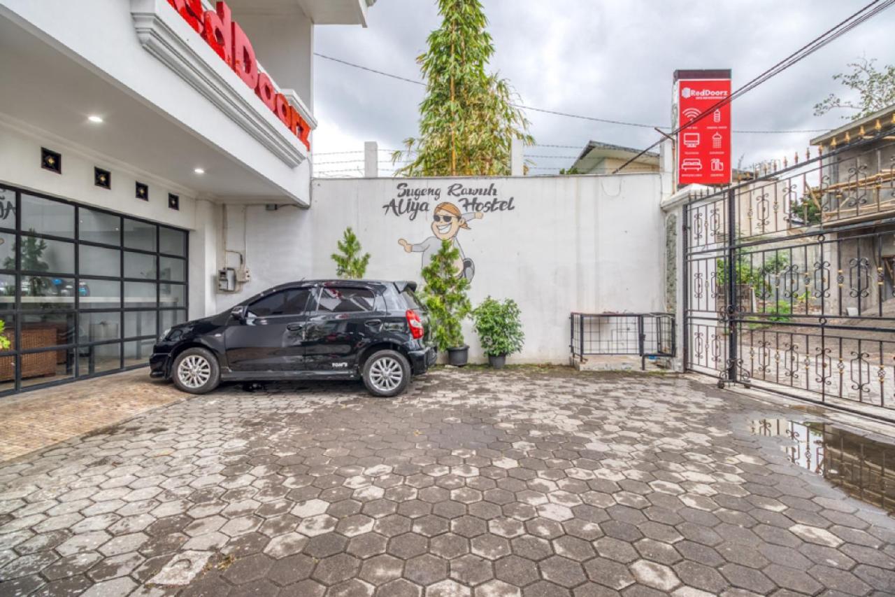 Reddoorz Hostel Near Stadion Mandala Krida Yogya يوغياكارتا المظهر الخارجي الصورة