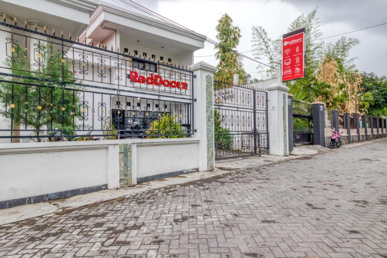 Reddoorz Hostel Near Stadion Mandala Krida Yogya يوغياكارتا المظهر الخارجي الصورة